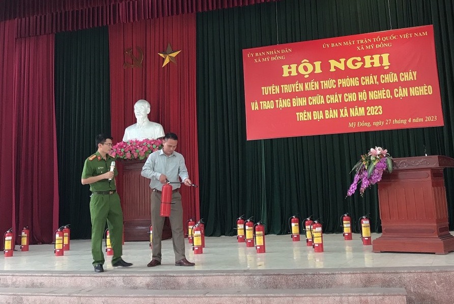 Công an huyện Thủy Nguyên: Phối hợp tuyên truyền pháp luật về PCCC và hướng dẫn sử dụng bình chữa cháy